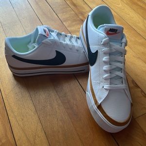 Women’s NIKE Court Legacy